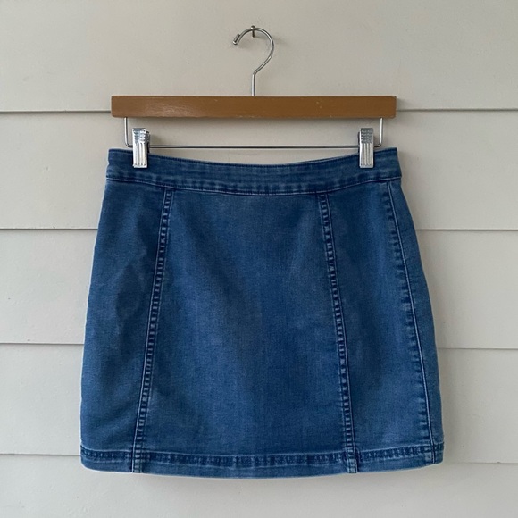 FREE PEOPLE • Denim Skirt with Tortoise Buttons, Medium Wash, size 6 - Picture 6 of 15
